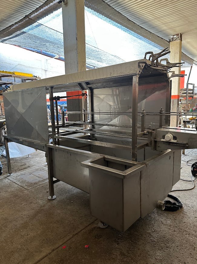 Lavadora de cajas en proceso de armado dentro del taller de ASLAN INDUSTRIAL.