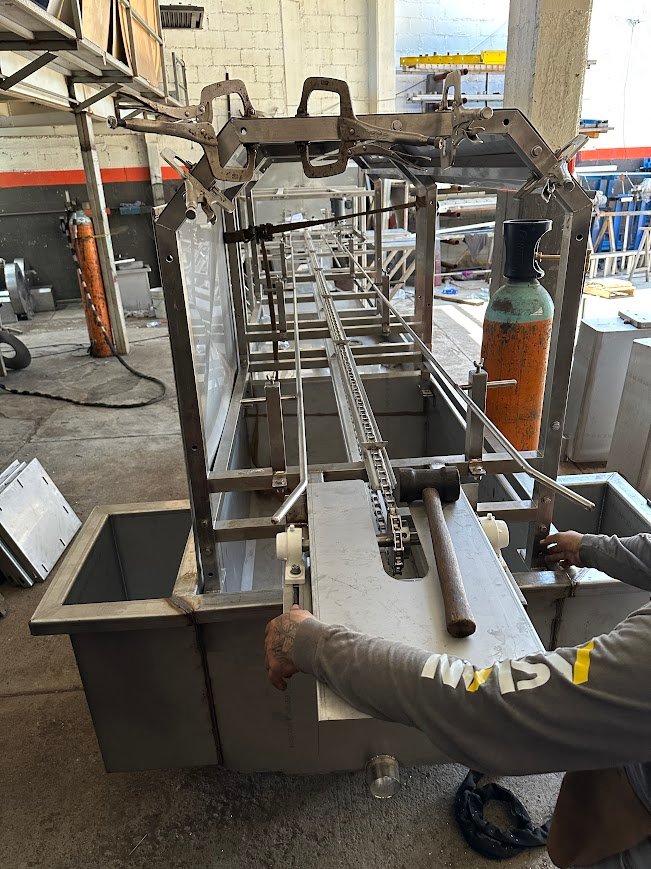 Máquina en proceso de fabricación dentro del taller de ASLAN INDUSTRIAL.